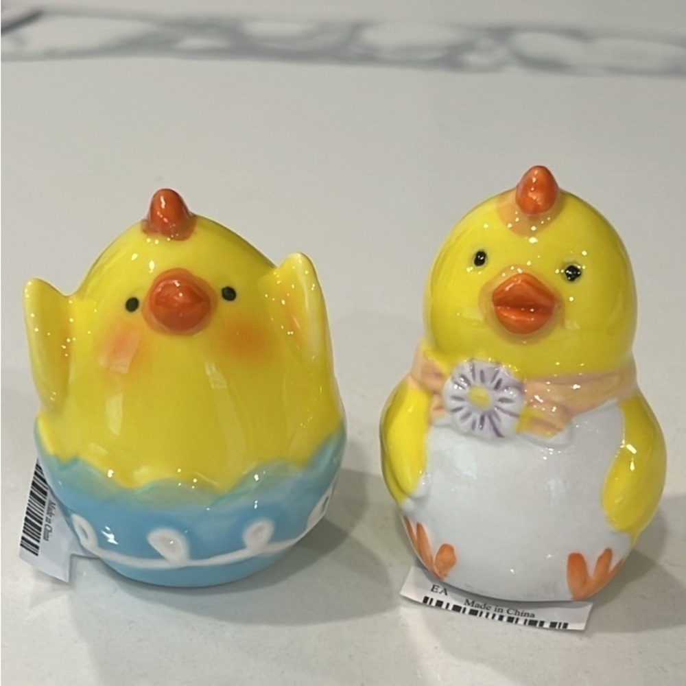Salt & pepper shakers 🐥